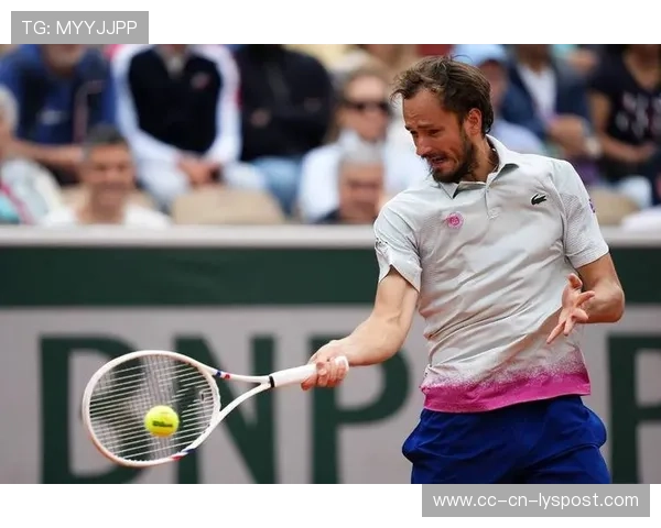 梅德韦杰夫底线防守稳健,晋级四强,梅德韦杰夫新职 梅德韦杰夫底线防守稳健,晋级四强,梅德韦杰夫新职